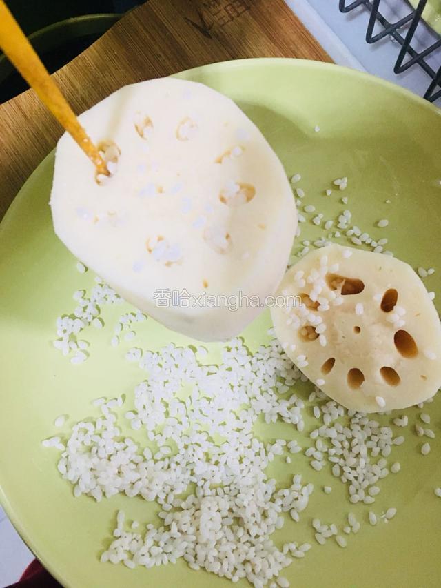 将莲藕的孔洗净，把泡好的糯米塞入糯米的孔中，一边塞一边用筷子桶，直到没有空洞即可。