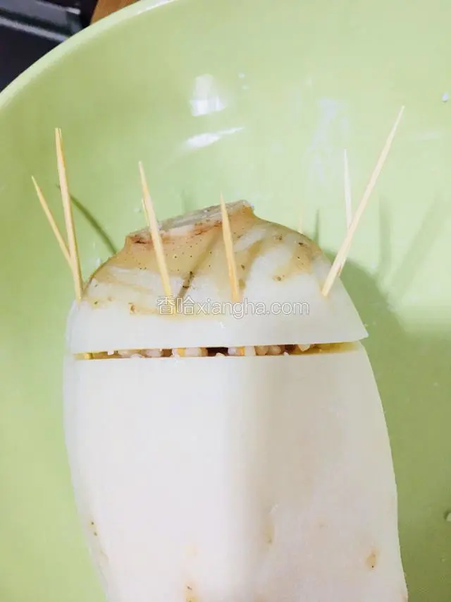 塞好后盖上盖子用牙签固定好