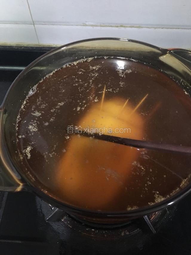 锅里放水，将红糖和冰糖（搞碎后放入）用筷子搅拌使其慢慢融化再把灌好米的莲藕放入锅中开大火烧开