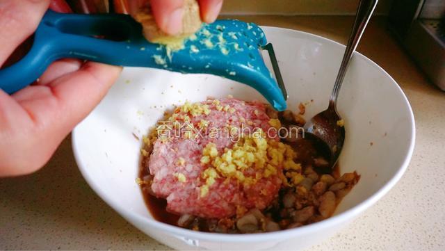 加入肉馅，擦一些姜茸