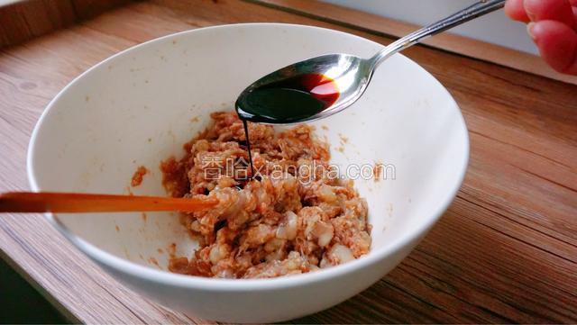 老抽，搅拌均匀