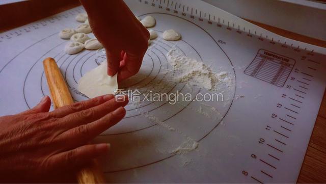 将面剂子擀成圆形