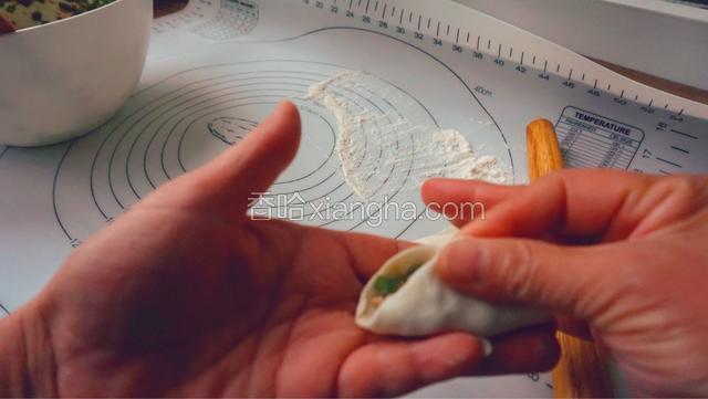 馅料放在饺子皮的中间