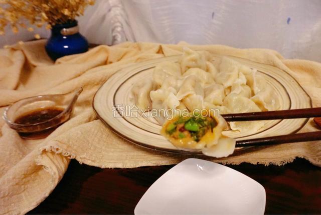 煮好的饺子咬一口，汤汁四溢