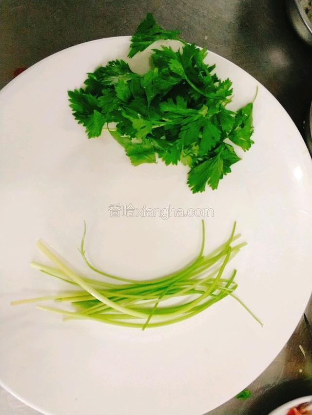 香芹去掉叶子，留下段，入锅焯水，捞出待用。