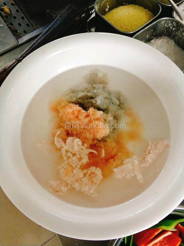 所有蓉泡入水中。