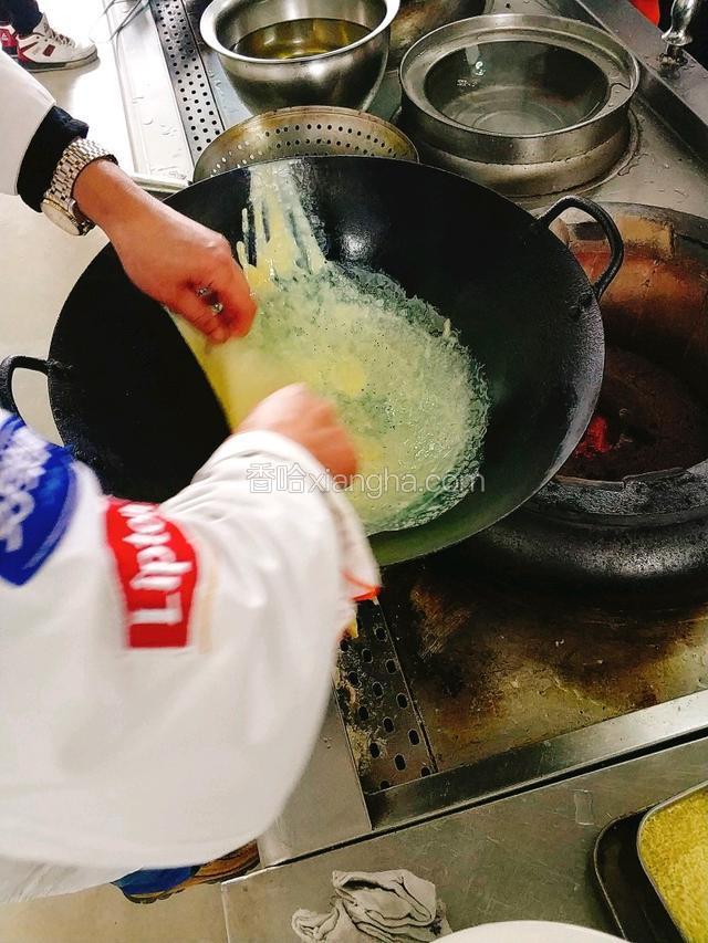 鸡蛋顺时针搅拌均匀，加入少许盐，入锅摊成饼。