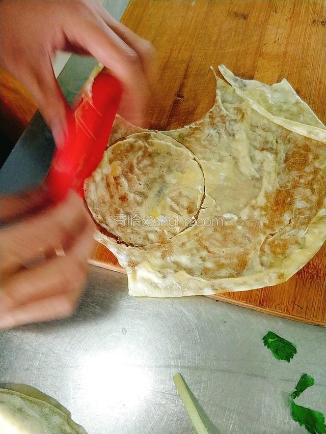 用圆形盖压成圆形。