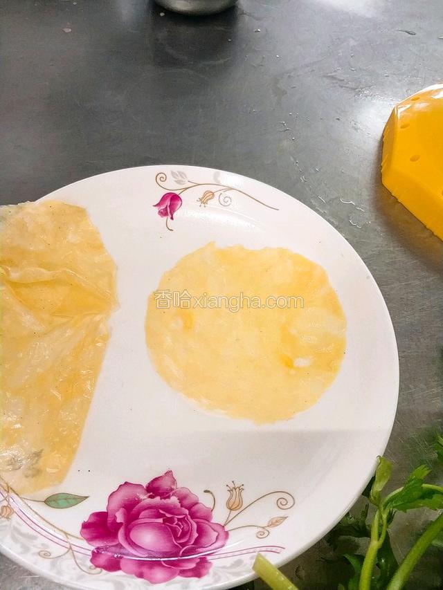 鸡蛋饼待用。