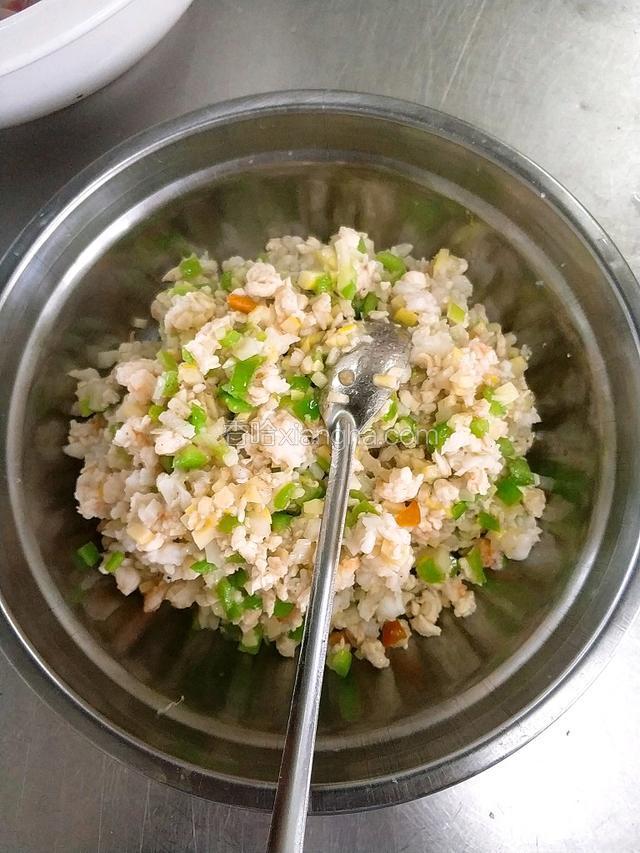 将肉馅入锅，调味，炒出装碗。
