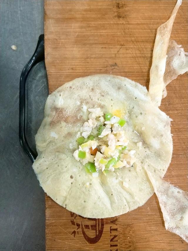 肉馅包入蛋饼中。