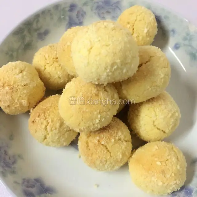 金黄色的奶粉椰丝球就做好啦！