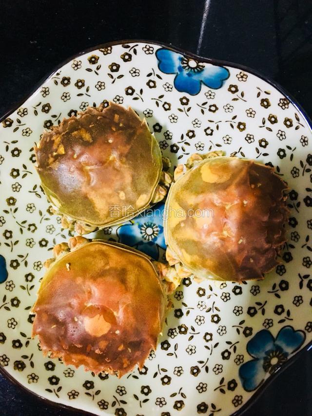 大闸蟹备好，我用的是螃蟹的蟹身体，是我提前蒸熟的，在冰箱里拿出来的。因为是国庆期间带回来的，我怕它死了，我就把它们都蒸熟放在冰箱里冷冻，需要吃的时候拿出来吃。
