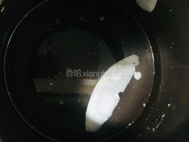 准备好高汤，我用的是骨头汤，也可以用鸡汤，实在没有就用清水也很鲜哦。