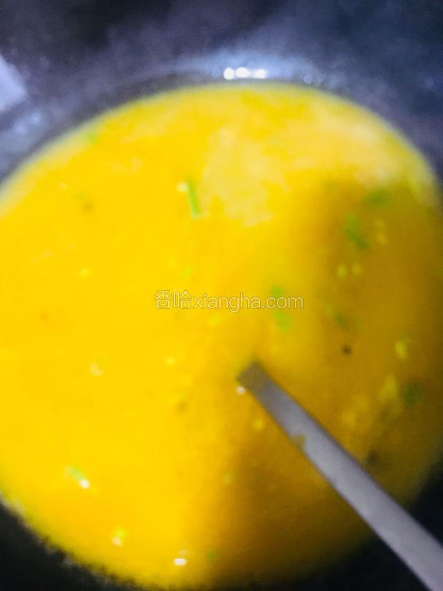 倒入高汤和蟹肉和蟹黄，搅拌均匀