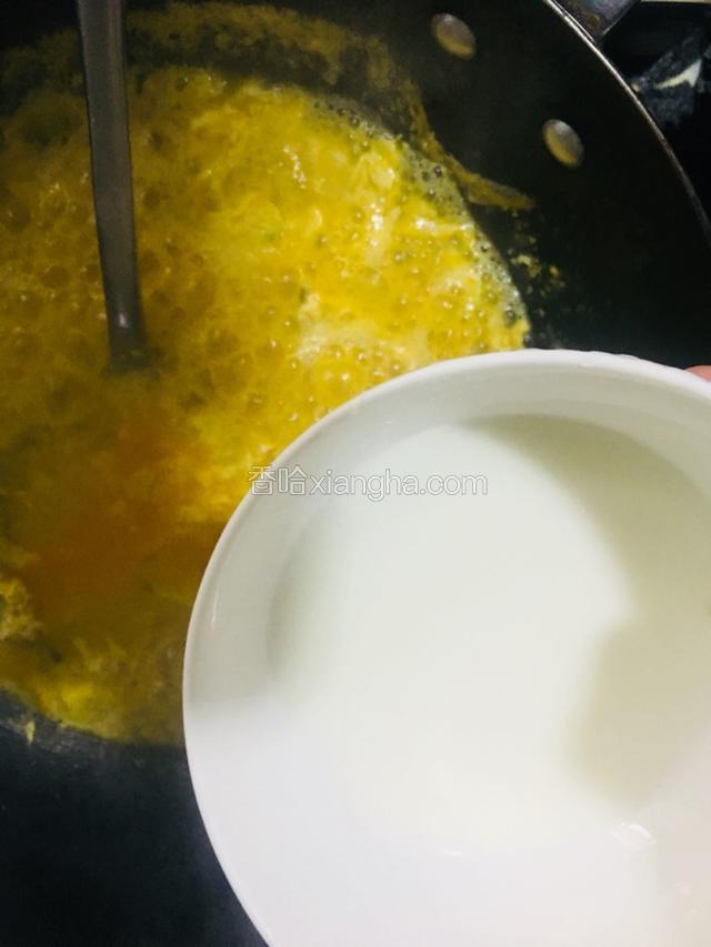 最后放入水淀粉勾芡出锅。