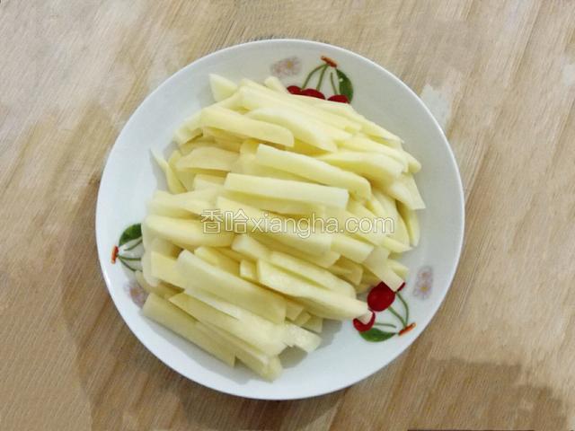 土豆去皮洗净，切条，上蒸锅蒸﻿