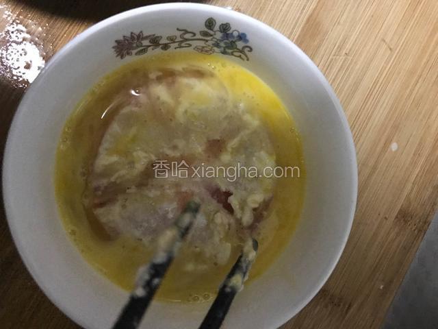 鸡蛋打散，再把西红柿裹一层鸡蛋