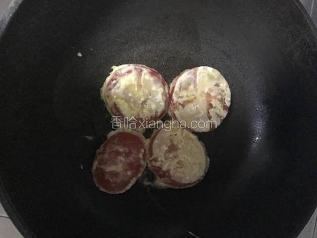 炒勺加热倒少量植物油烧至六七成热时放西红柿，两面煎金黄。