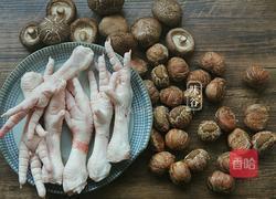 香菇栗子鸡爪汤的做法图解1