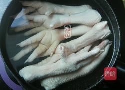 香菇栗子鸡爪汤的做法图解2