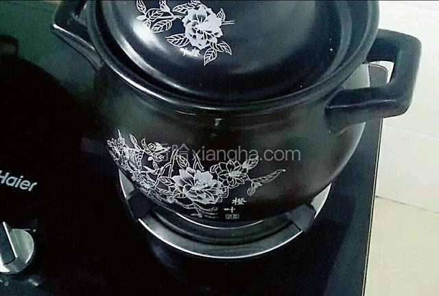 转小火慢炖，盖子打开一些，防止汤汁溢出来，十五分钟关火！