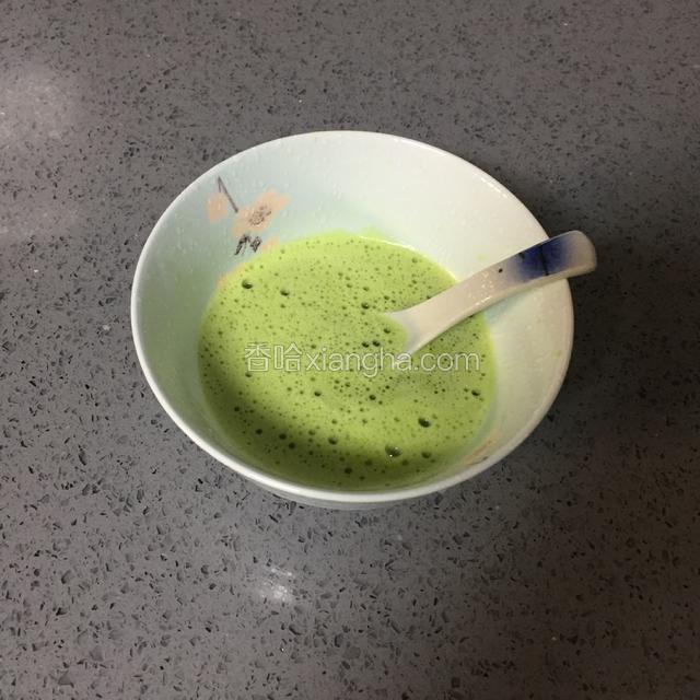 葱和生姜切碎，在料理机中加1小碗水打出汁，