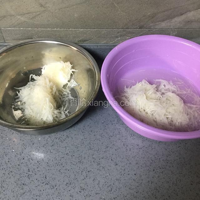 腌出水分的萝卜丝挤成半干，