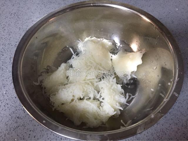 焯水冲凉后挤成七成干，