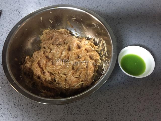 搅拌均匀后的馅中分三次加入葱姜汁，每次加入都要顺时针搅拌均匀渗入馅料中，每次加葱姜汁拌匀后都静置1-2分钟再加再搅拌，