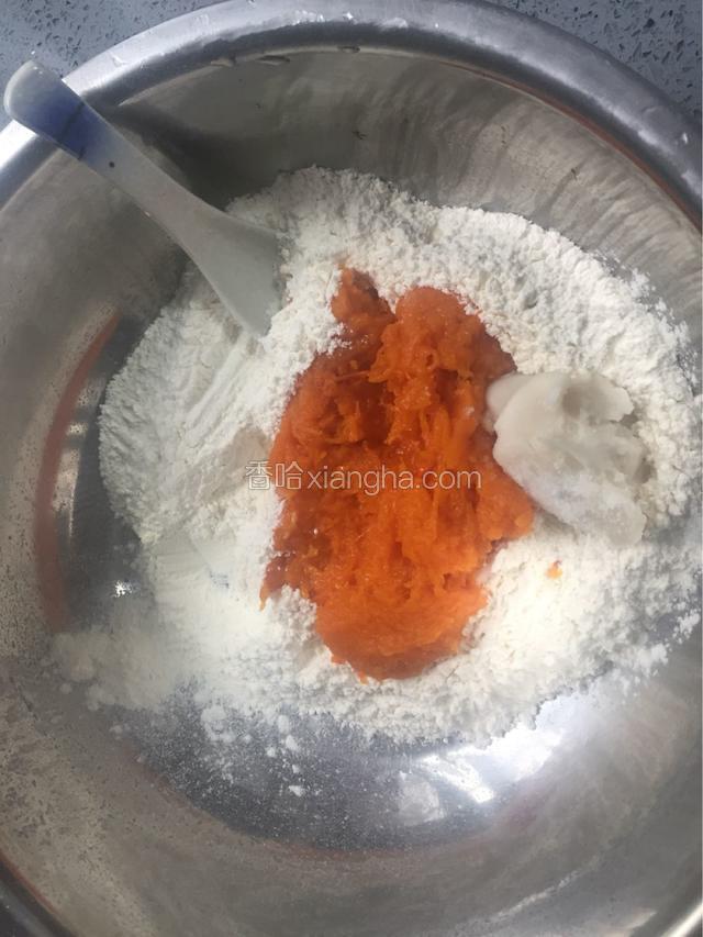 把用做饼皮的料中筋面粉250g，留50g，其他全部加入一干净无水的盆中揉匀，不用加水因为南瓜泥有水分，