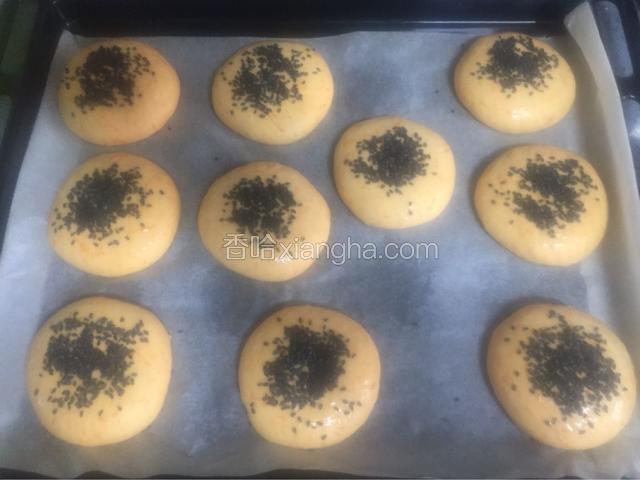 每个饼上均匀撒上黑芝麻，