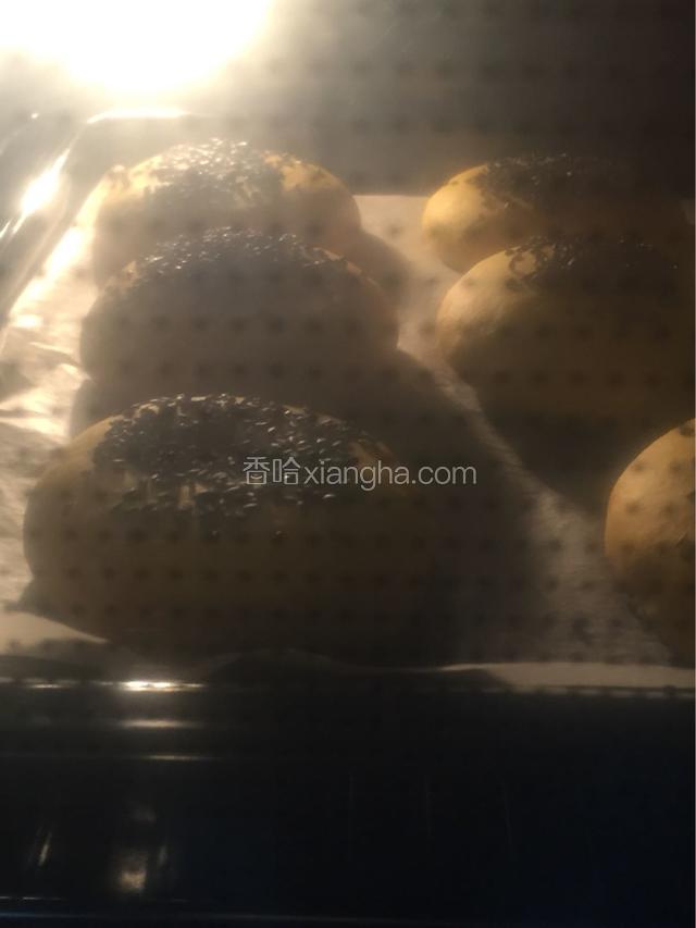 大约烤成了，金黄透亮的，
