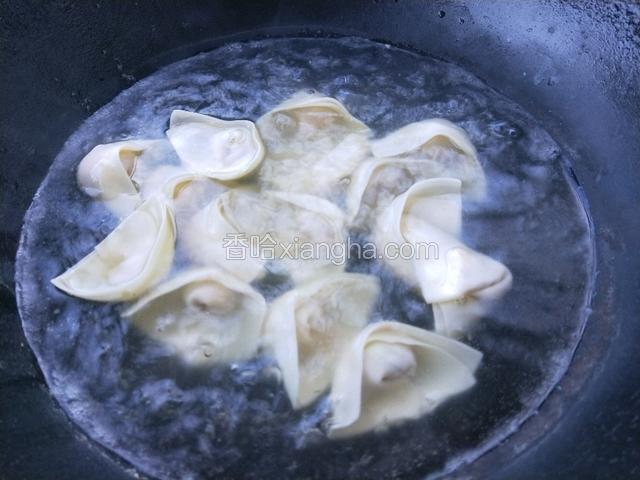 锅里烧开水，放入馄饨，煮开以后大约煮五分钟就好啦