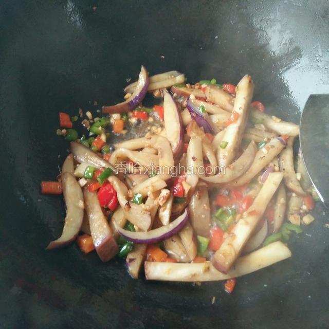 倒入茄子翻炒30秒后马上放白醋继续翻炒十秒，再倒入蚝油，盐和鸡精翻炒一分钟，加入一勺开水翻炒30秒即可出锅