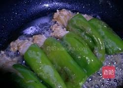 煎尖椒金针菇（烧烤味）的做法图解2