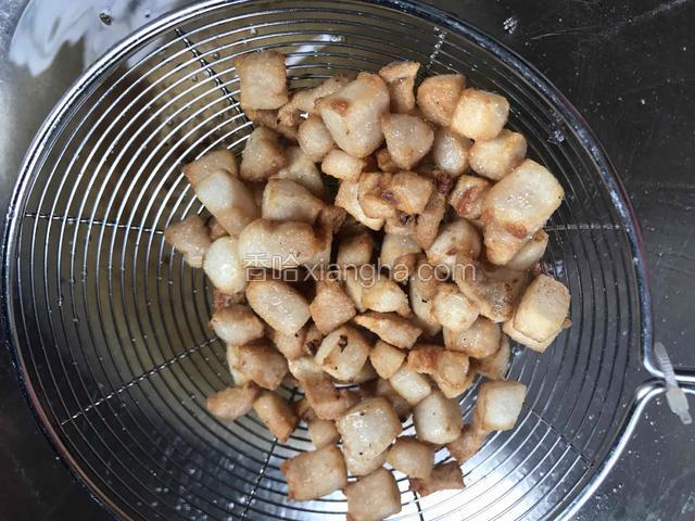炸好后将猪油渣沥油备用