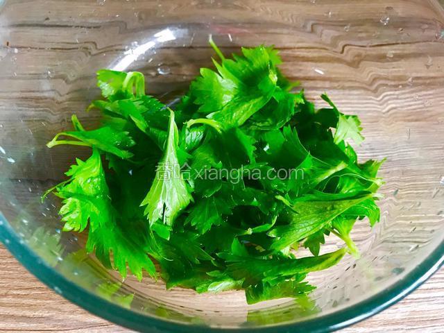 芹菜洗净，撕成小片