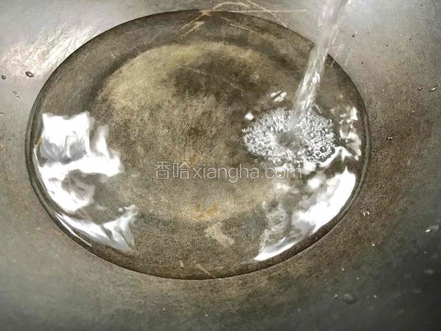 锅置火上，注入适量清水