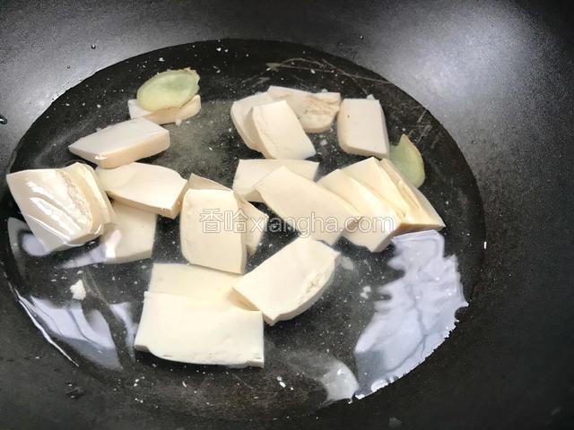 接着放入豆腐片，大火煮开后转中火煮2分钟