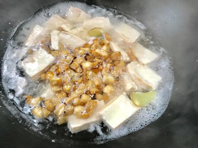 放入猪油渣