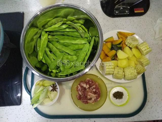 准备豆角洗净好控水，土豆窝瓜切块，玉米切段（我用的是之前煮熟冻起来的玉米），肉切片用淀粉耗油料酒喂一会儿，葱姜蒜切好。