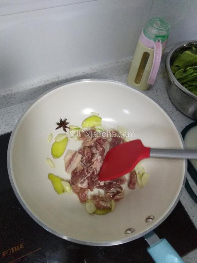 加入喂好的肉，翻炒至全部变色。