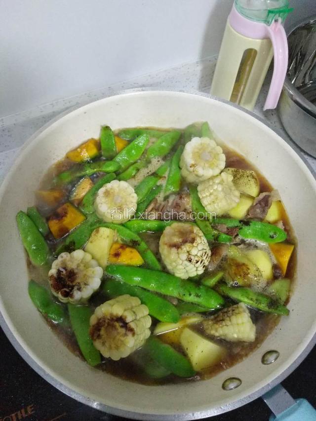 加入土豆，窝瓜，十三香，葱翻炒一下，倒入水至刚到豆角表层，加入玉米，盐，生抽，盖锅盖，大火煮沸转小火炖二十分钟。