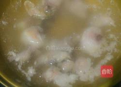 鸡腿菌菇砂锅面的做法图解1