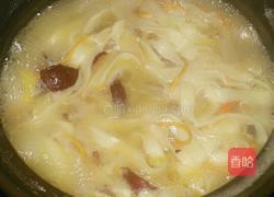 鸡腿菌菇砂锅面的做法图解6