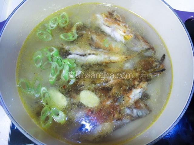 鱼煎好后移至炖锅加水、葱姜、料酒烧开转小火慢炖30分钟。