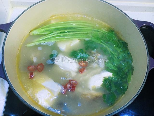 加入豆腐、香菜、香菇、盐和辣椒再炖片刻。