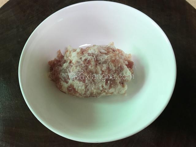 肥瘦相宜的前腿肉去皮剁成馅。