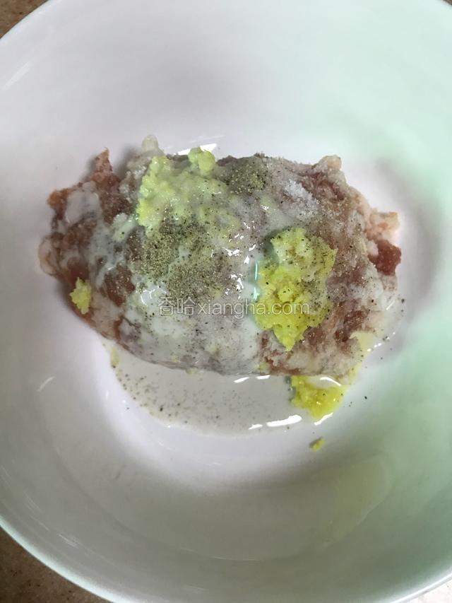 姜剁碎、舀一勺红薯淀粉加一点点清水（打湿就行）和白胡椒粉盐一起加入剁好的肉馅中。